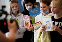 Děti si odnášejí knižní dárky z vydavatelství Albatros, Joga, Grada a Knihcentrum.